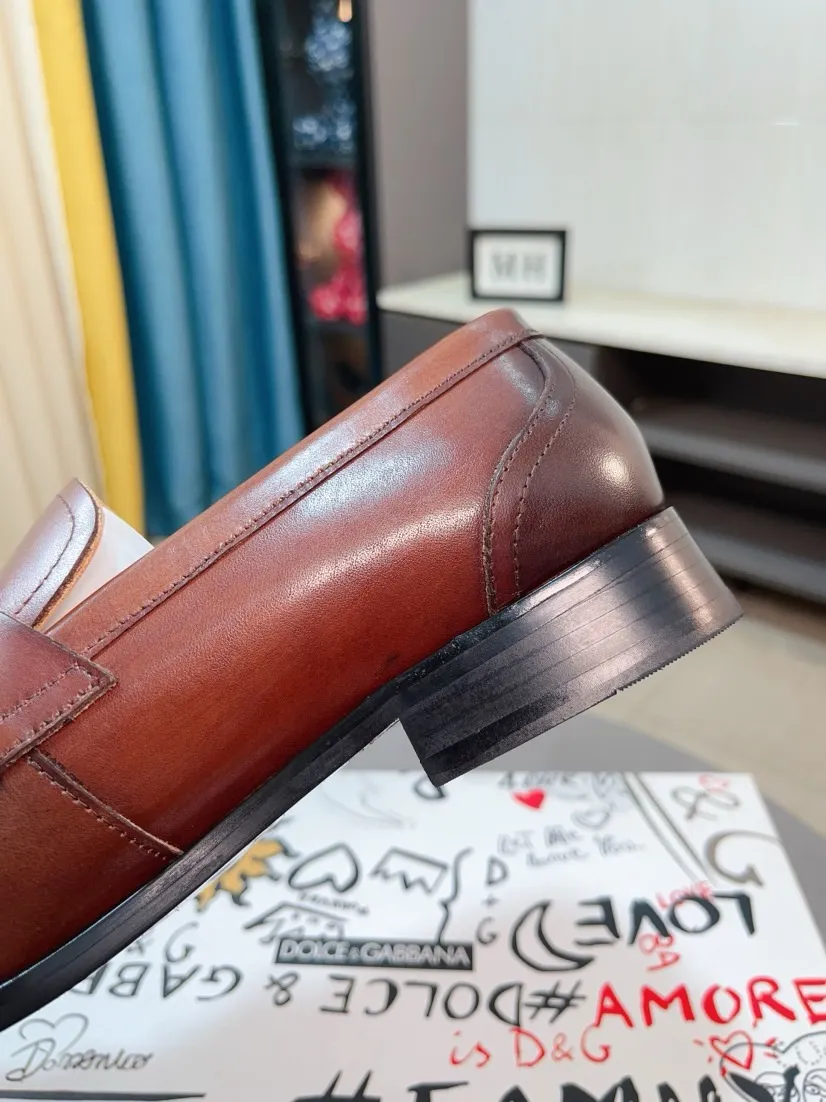 Men's shoes 💰540🌸🌸 [DG Dolce & Gabbana] High-end customized leather shoes. The upper is made of imported calf leather. Original hardware. I believe you will be impressed from the first time you see it. The avant-garde atmosphere can no longer fully interpret its elegance. AAA grade rubber outsole is super comfortable. The original cover last of the counter ensures its original version and quality. The upper is simple and the cowhide lining ensures its comfort and breathability. A pair of truly good shoes has its own unique soul, famous quality, and the first choice for successful people. Regular size 38-44 (45 customized)